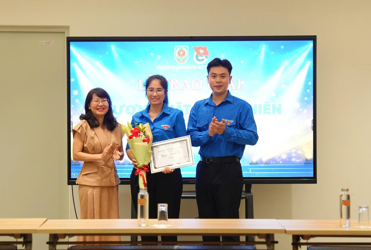 Đồng chí Phan Thị Hồng Hà, Ủy viên Ban Chấp hành Đảng ủy Bộ, Vụ trưởng Vụ Tổ chức cán bộ và đồng chí Nguyễn Việt Hà, Bí thư Đoàn Thanh niên Bộ Tư pháp lên trao Giải Nhất 