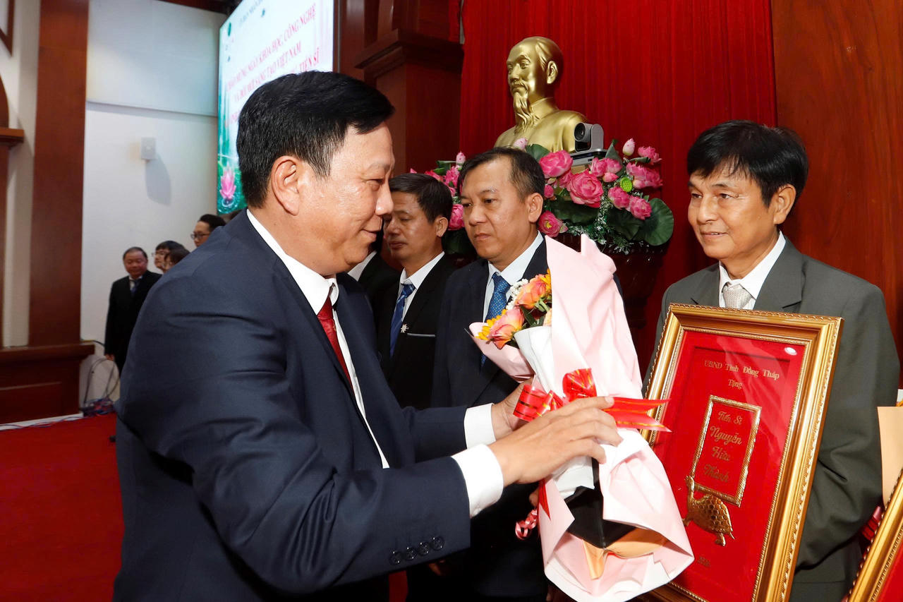 Ông Lê Quang Khôi - Giám đốc Sở KH&CN tặng bằng chứng nhận cho các tân Tiến sĩ