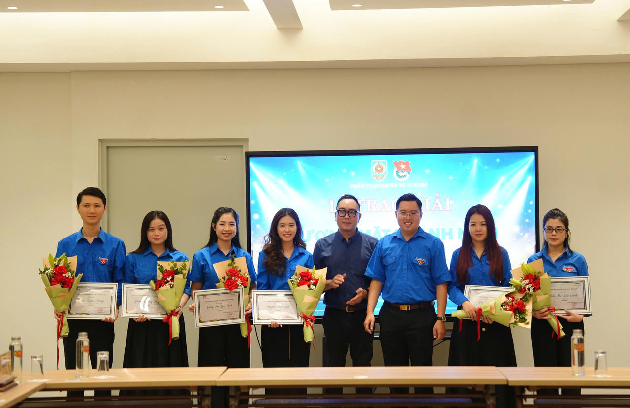 Đồng chí Trần Đức Anh, Uỷ viên Ban Thường vụ Đoàn Bộ, Trưởng Ban Tuyên giáo Đoàn Bộ và đại diện Công ty Luật Việt Nam trao giải các cá nhân đạt giải Ba