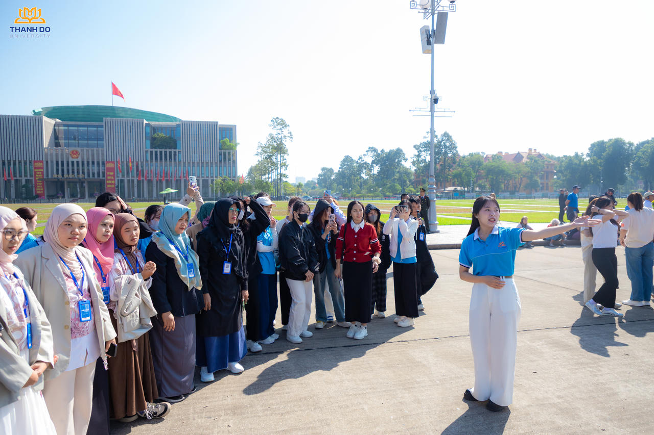 Sinh viên quốc tế và sinh viên Trường Đại học Thành Đô tham gia hoạt động giao lưu học thuật trong môi trường giáo dục đa văn hóa.