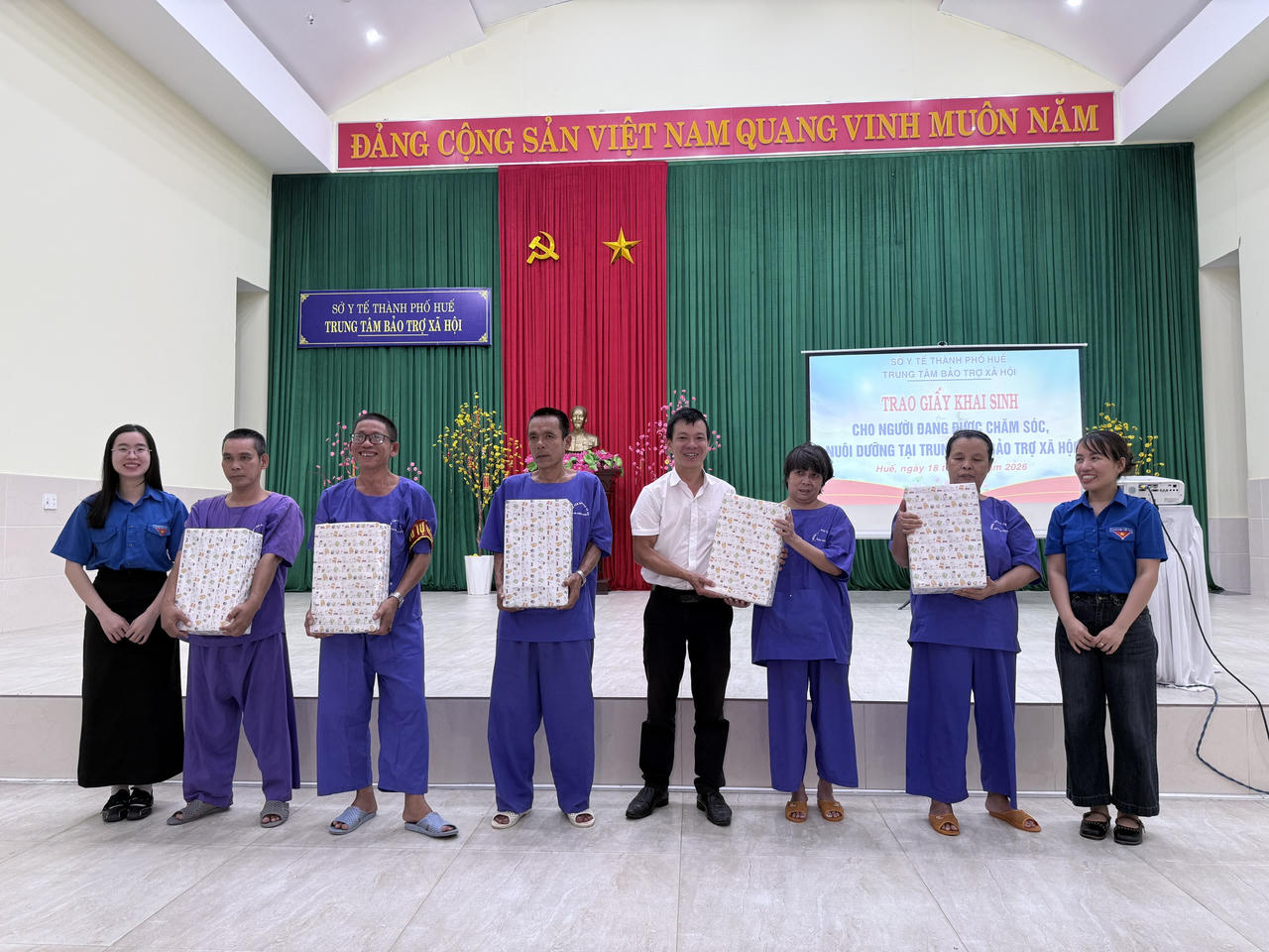 Trao quà cho người đang được nuôi dưỡng, chăm sóc tại Trung tâm Bảo trợ xã hội&nbsp;