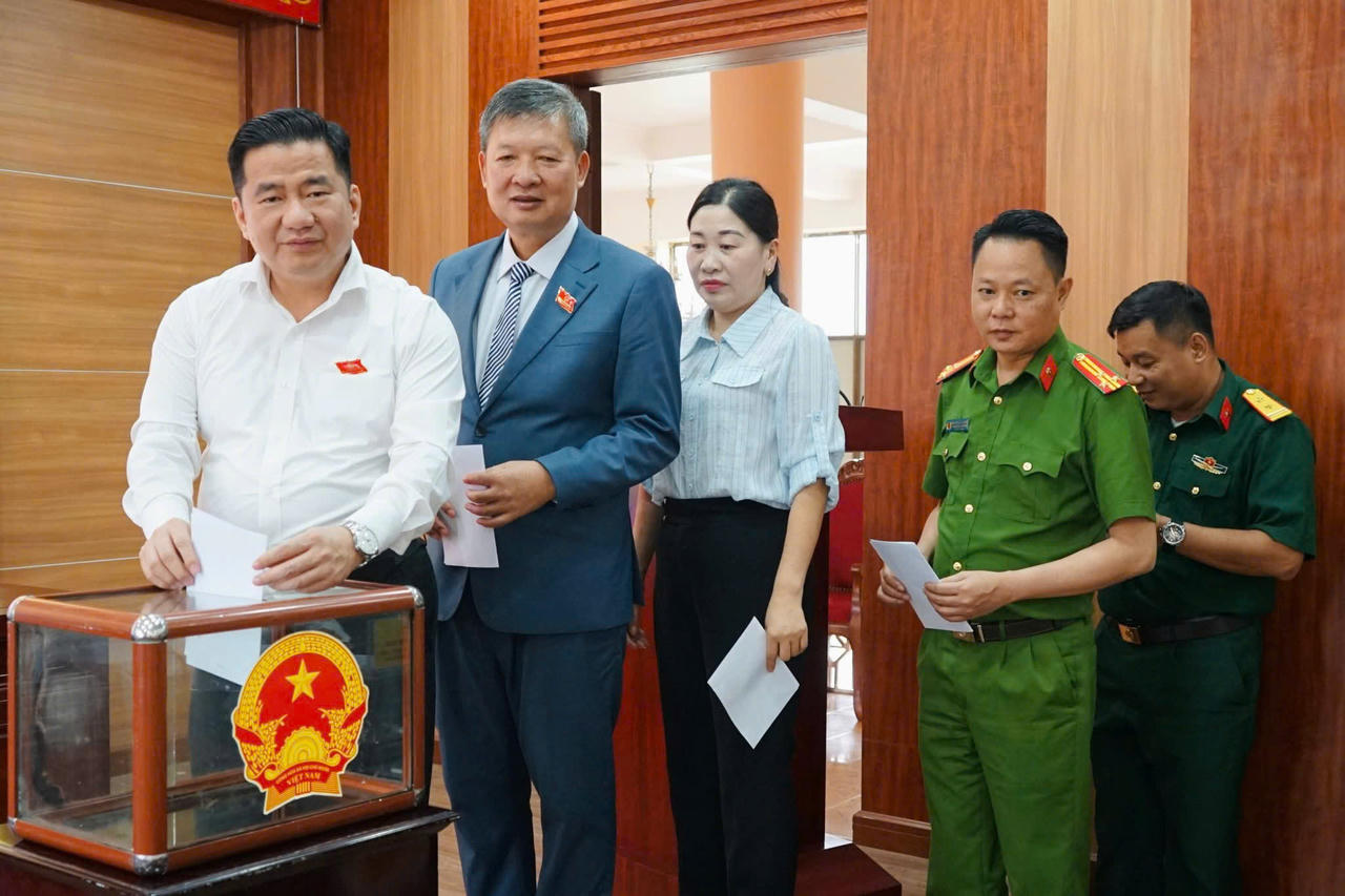 Các đại biểu tiến hành bỏ phiếu bầu Phó Chủ tịch UBND phường Sa Pa.