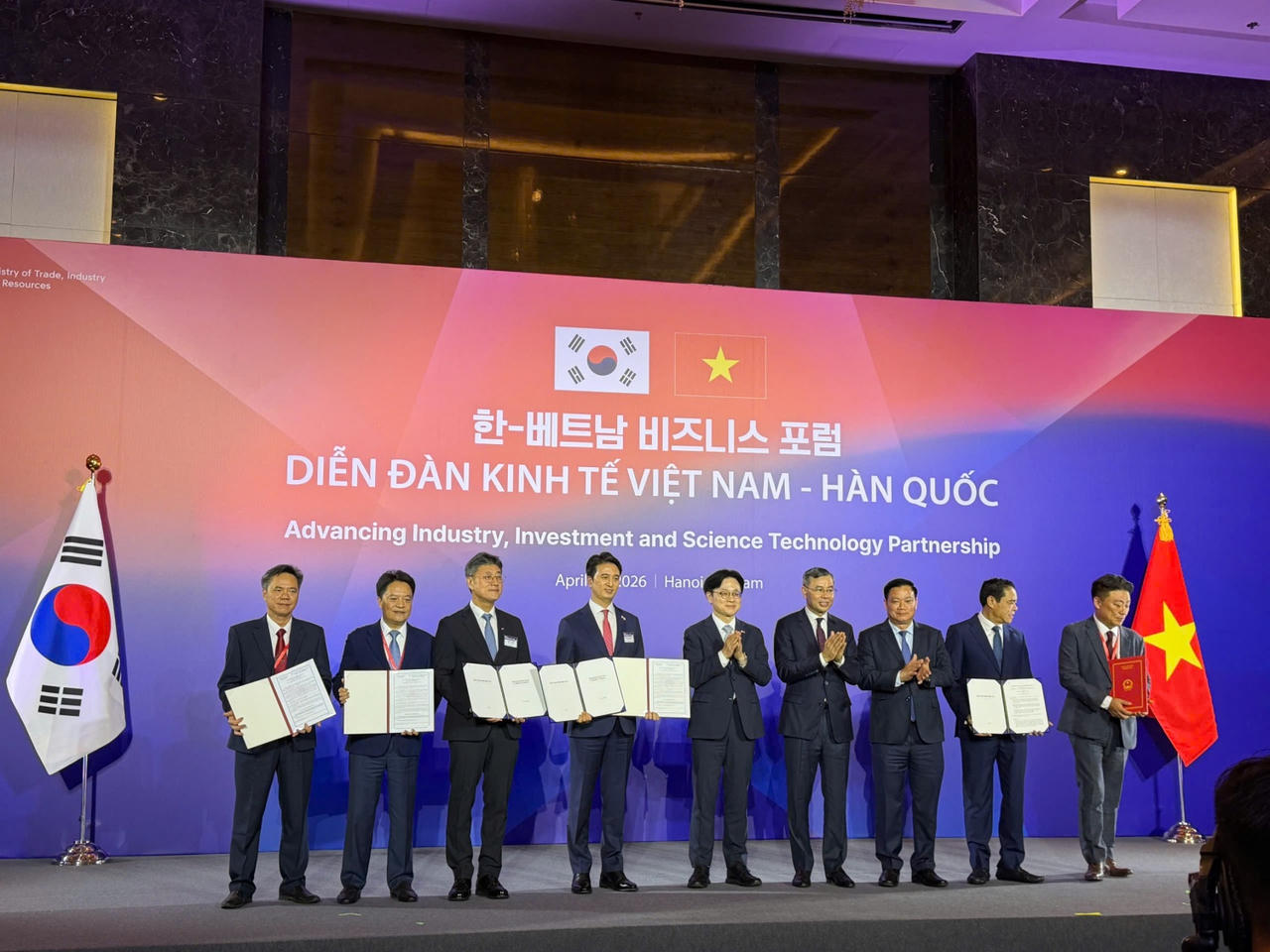 Lãnh đạo tỉnh Nghệ An&nbsp;trao Giấy chứng nhận đăng ký đầu tư dự án LNG Quỳnh Lập cho liên danh nhà đầu tư hồi tháng 4/2026.
