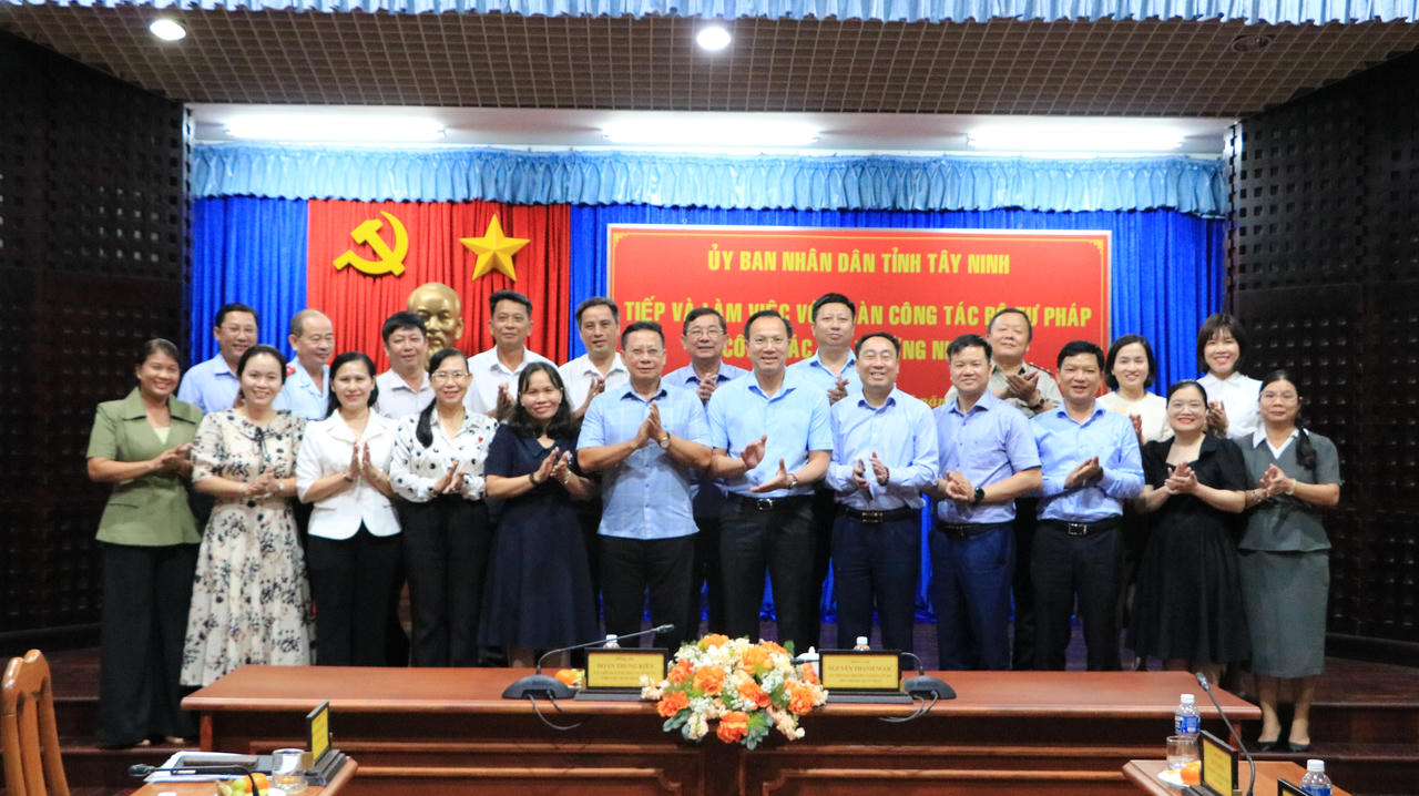 Các đại biểu chụp hình lưu niệm