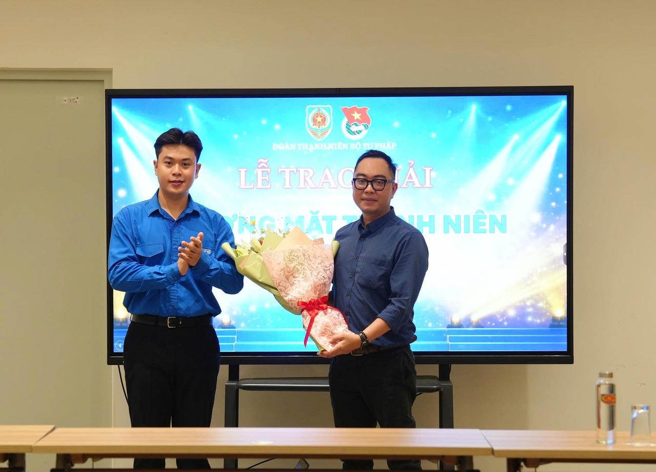 Bí thư Đoàn Bộ Tư pháp Nguyễn Việt Hà tặng hoa tri ân Công ty Luật Việt Nam đồng hành cùng chương trình