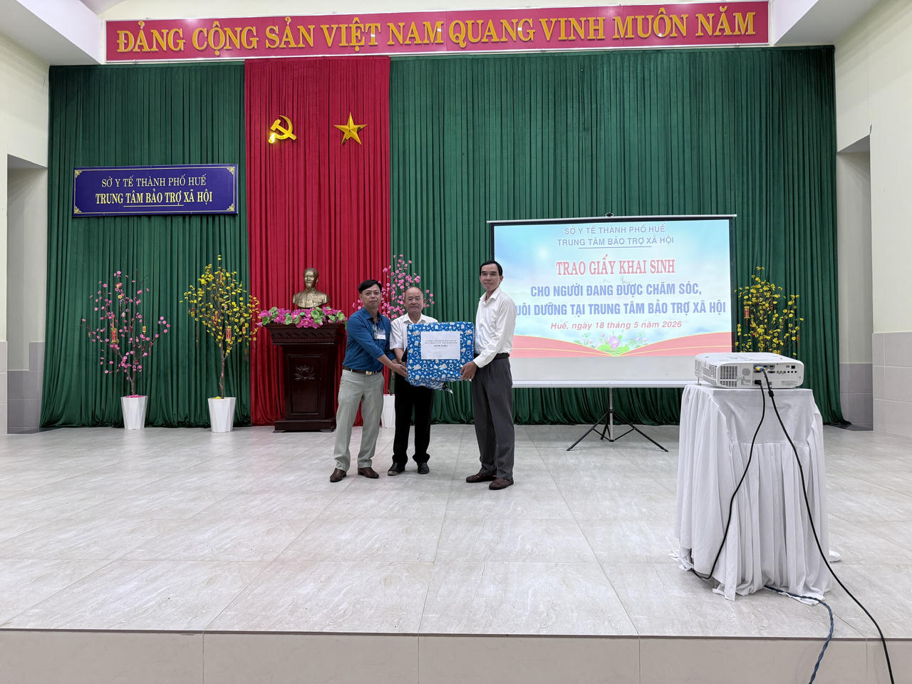 Lãnh đạo Sở Tư pháp trao quà cho Trung tâm Bảo trợ xã hội&nbsp;