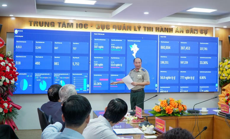 Cục trưởng Cục Quản lý THADS Nguyễn Thắng Lợi giới thiệu các chức năng chính và vận hành Trung tâm IOC tại Cục Quản lý THADS. Ảnh: VGP