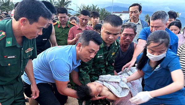 Người đàn ông lao ra biển cứu cháu bé bị sóng cuốn xa bờ