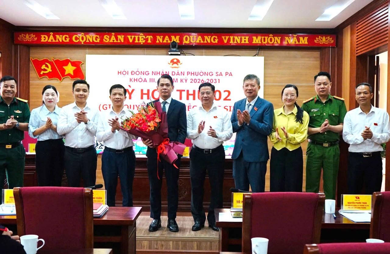 Các đại biểu tặng hoa chúc mừng ông Đặng Việt Dũng