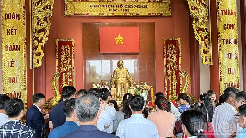 Đảng ủy, cộng đồng người Việt Nam tại Lào dâng hương tại Khu lưu niệm Chủ tịch Hồ Chí Minh ở bản Xiengvang, huyện Nongbok, tỉnh Khammouane, Lào. (Ảnh: Nhân Dân)