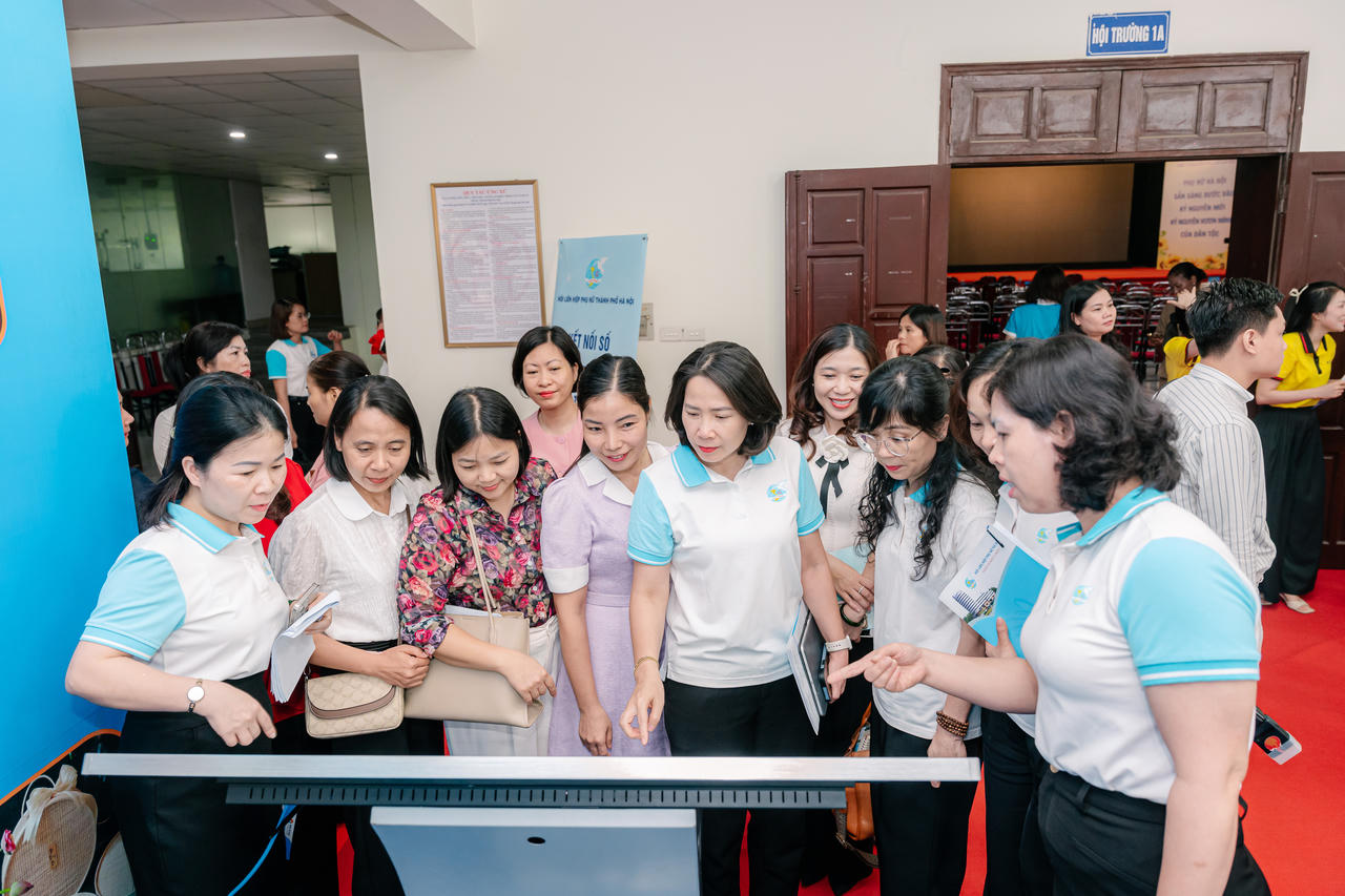 Các đại biểu tham gia trải nghiệm không gian trưng bày giới thiệu những sản phẩm truyền thông tại Hội nghị.