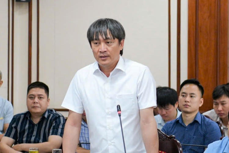 Đại diện Ban Quản lý dự án đầu tư xây dựng số 3 tỉnh Ninh Bình báo cáo tại buổi làm việc