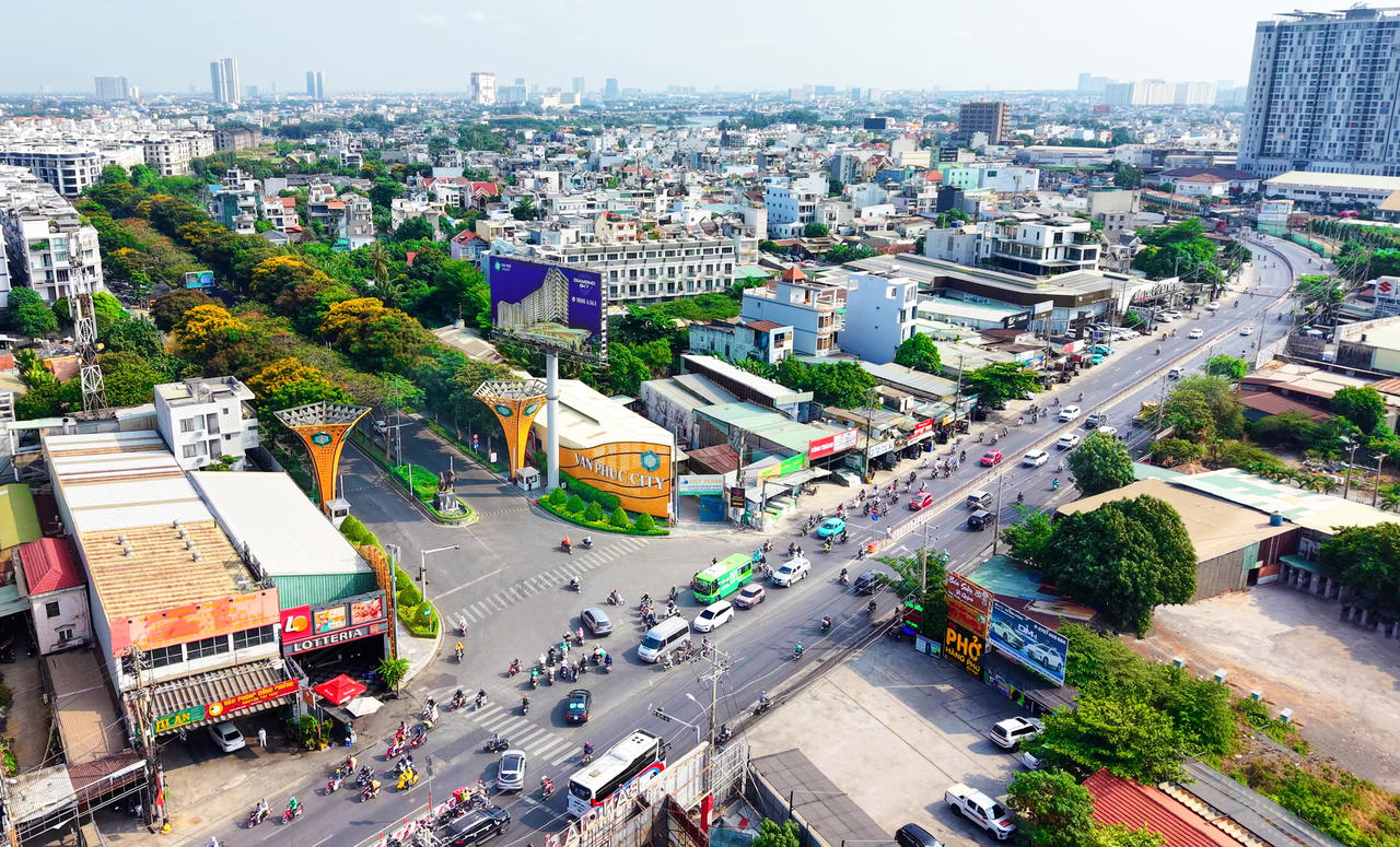 Van Phuc City tọa lạc tại mặt tiền Quốc lộ 13 - đang được mở rộng.