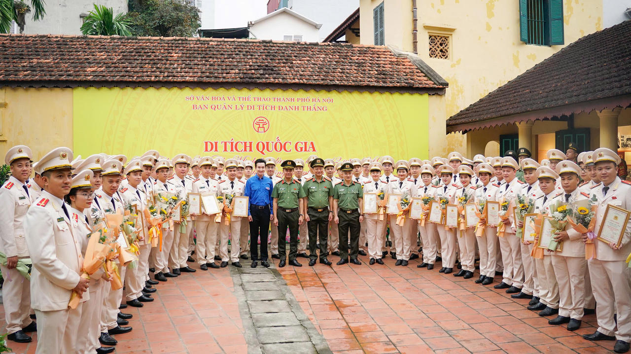 Công an TP tuyên dương 80 Gương thanh niên tiên tiến làm theo lời Bác năm 2026 tại Di tích nhà lưu niệm Chủ tịch Hồ Chí Minh.