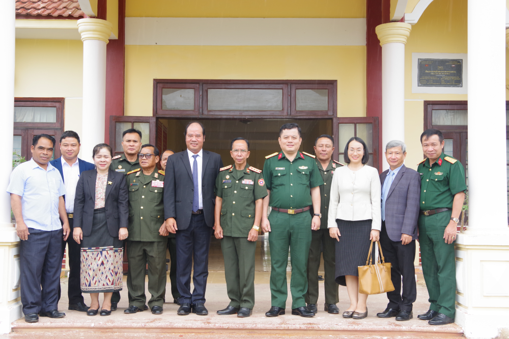 Đoàn công tác và Ban công tác đặc biệt tỉnh Sê Kông chụp ảnh lưu niệm.