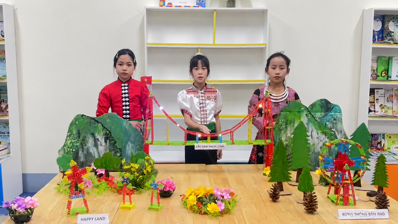 Học sinh giới thiệu mô hình “Khu du lịch Mộc Châu – Sơn La” với nhiều danh lam thắng cảnh được tái hiện bằng tư duy sáng tạo và mô phỏng công nghệ.