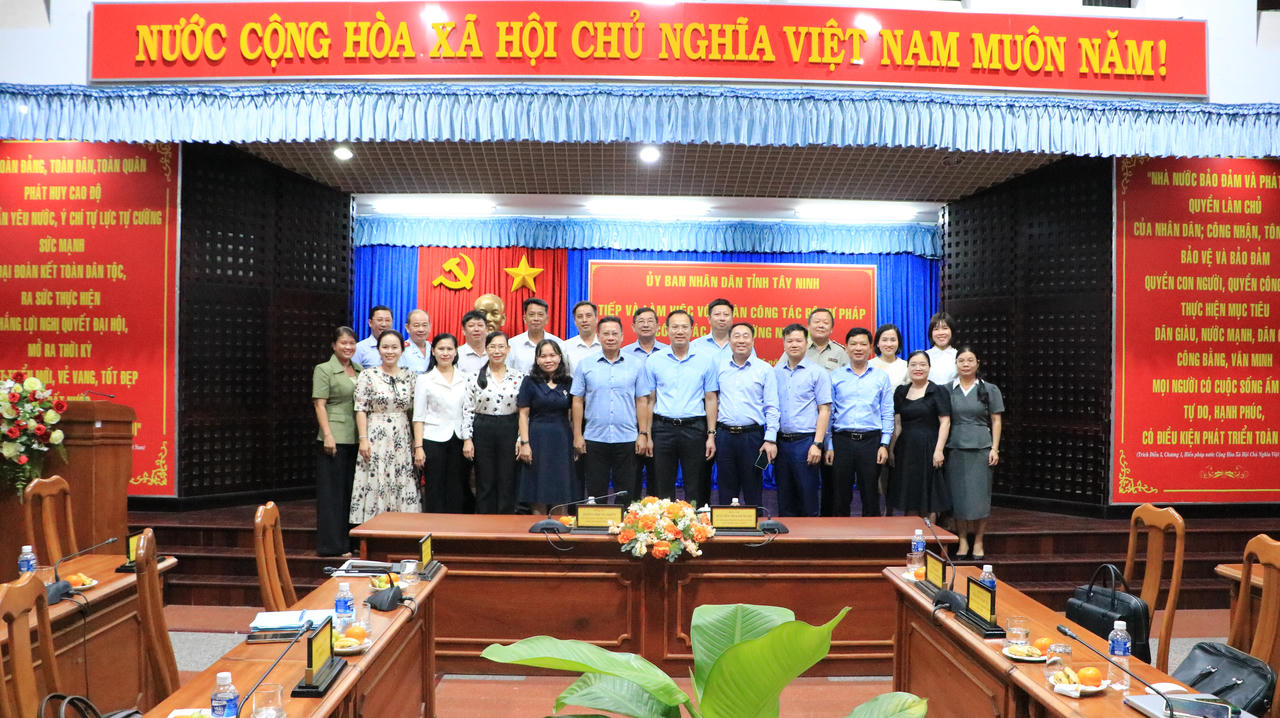 Các đại biểu chụp hình lưu niệm