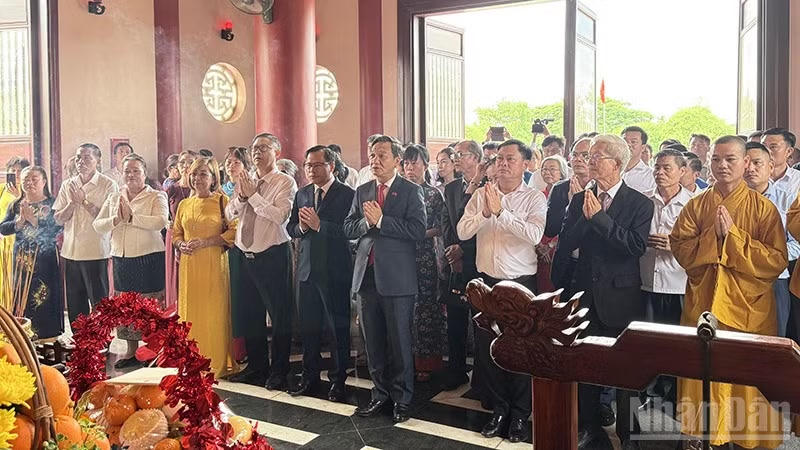 Các đại biểu bày tỏ lòng biết ơn sâu sắc đối với Chủ tịch Hồ Chí Minh, vị lãnh tụ vĩ đại của dân tộc Việt Nam. (Ảnh: Nhân Dân)