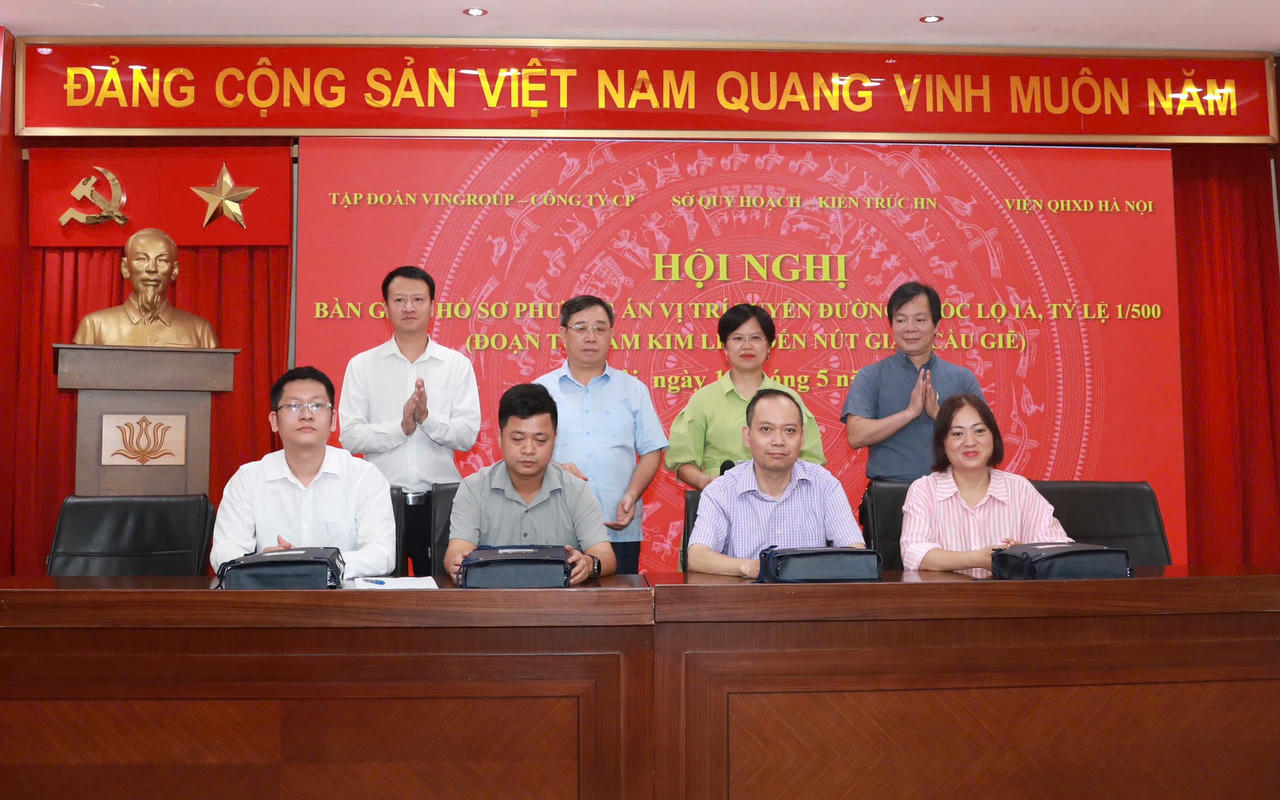 Các đơn vị ký kết biên bản và bàn giao hồ sơ phương án, vị trí tuyến Quốc lộ 1A, tỷ lệ 1/500.