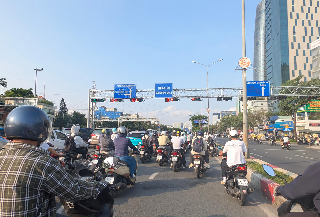 Giao thông trên trục đường huyết mạch Điện Biên Phủ.