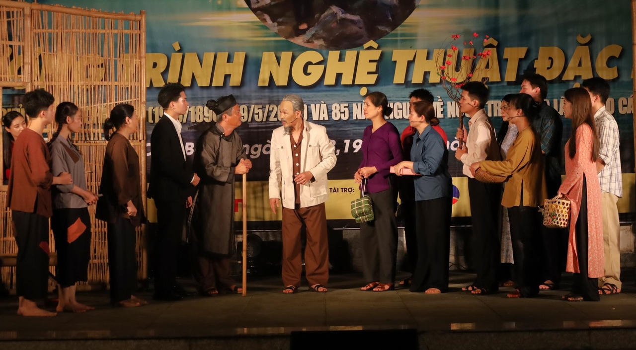 Chương trình nghệ thuật đặc biệt về Chủ tịch Hồ Chí Minh được biểu diễn miễn phí phục vụ nhân dân