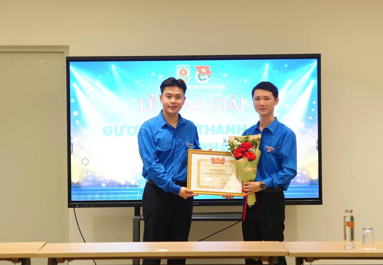 Đồng chí Nguyễn Huy Hoàng vinh dự nhận Bằng khen&nbsp;rung ương Đoàn Thanh niên Cộng sản Hồ Chí Minh