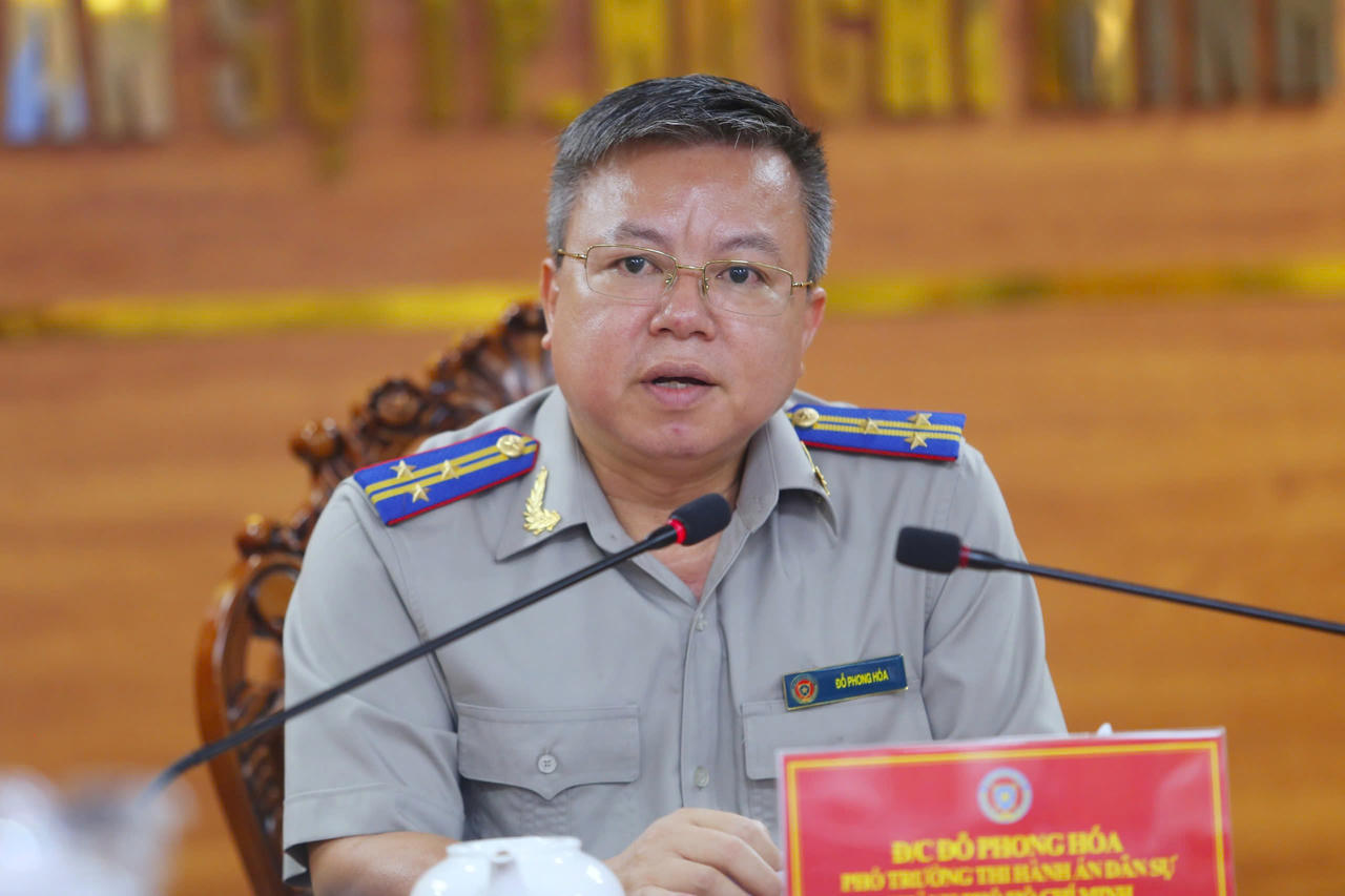 Ông Đỗ Phong Hóa, Phó Trưởng THADS TP. Hồ Chí Minh trao đổi với báo chí