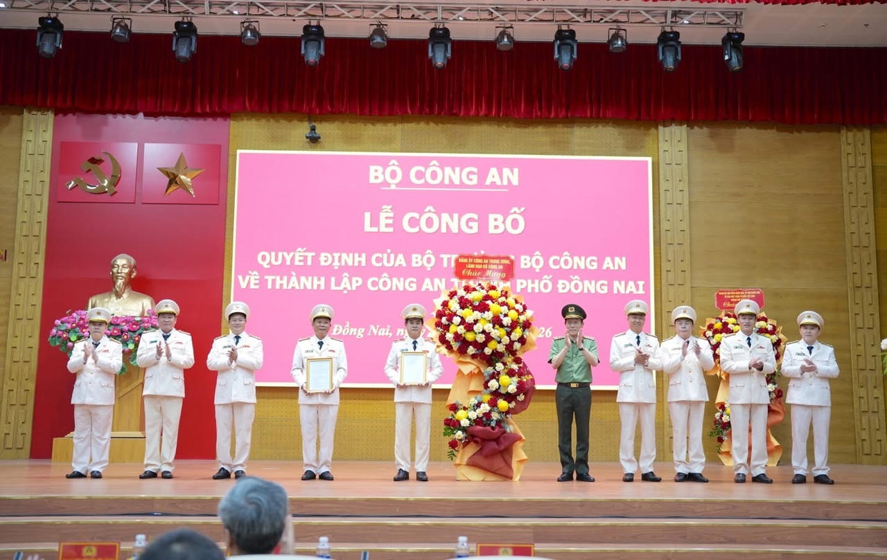Đại tướng Lương Tam Quang, Bộ trưởng Bộ Công an trao Quyết định và chúc mừng Công an TP Đồng Nai.