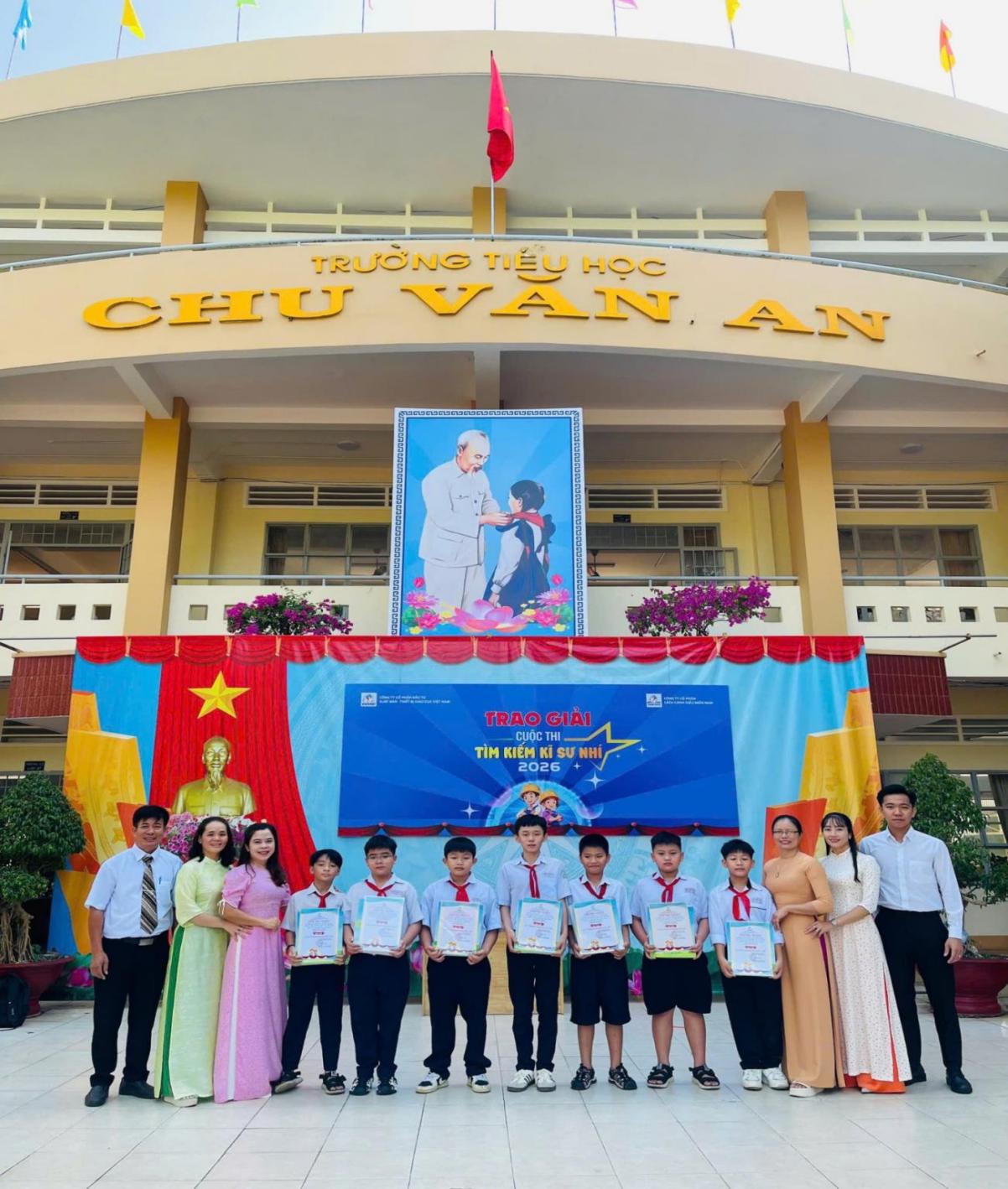 Trường Tiểu học Chu Văn An nhận giải nhất tập thể với mô hình “Ngôi nhà thông minh – Năng lượng xanh”, sản phẩm ứng dụng nhiều giải pháp công nghệ và năng lượng tái tạo.