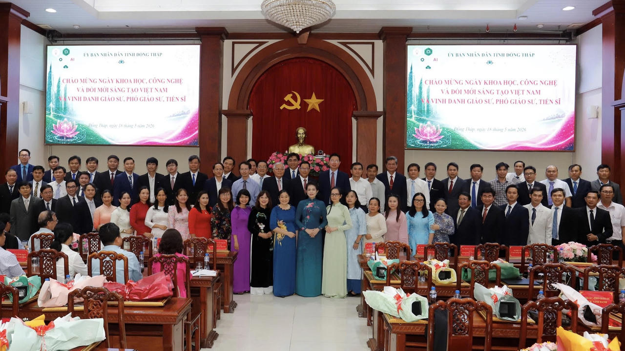 Các GS, Phó GS, tân TS chụp ảnh lưu niệm.