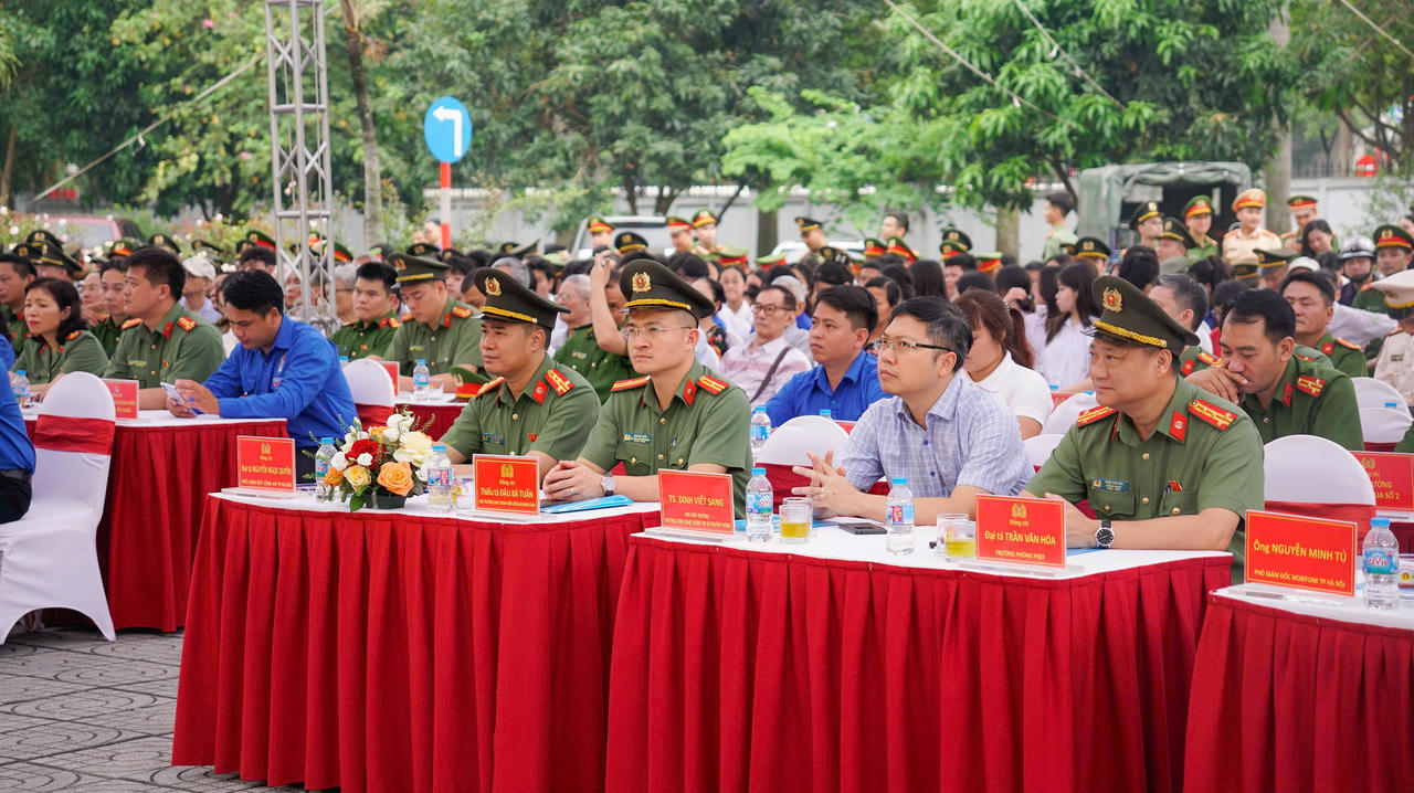Các đại biểu tham dự buổi lễ.