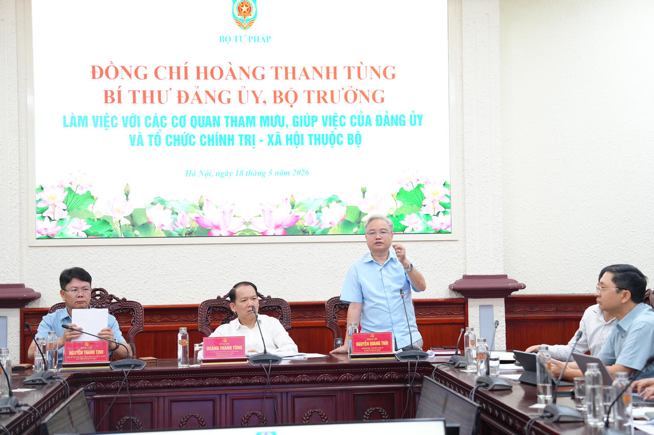 Phó Bí thư chuyên trách Đảng ủy Bộ Tư pháp Nguyễn Quang Thái phát biểu.