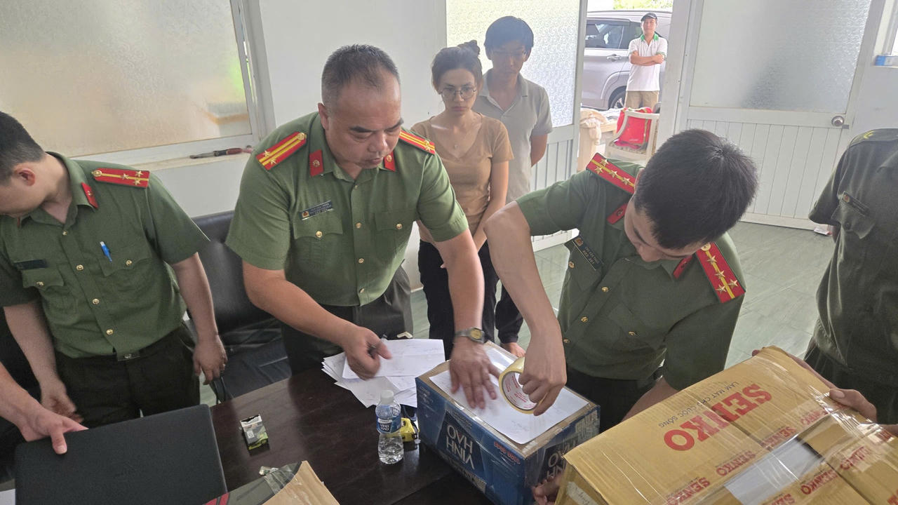 Lực lượng chức năng khám xét tại phòng làm việc của Công ty Đường Lâm.