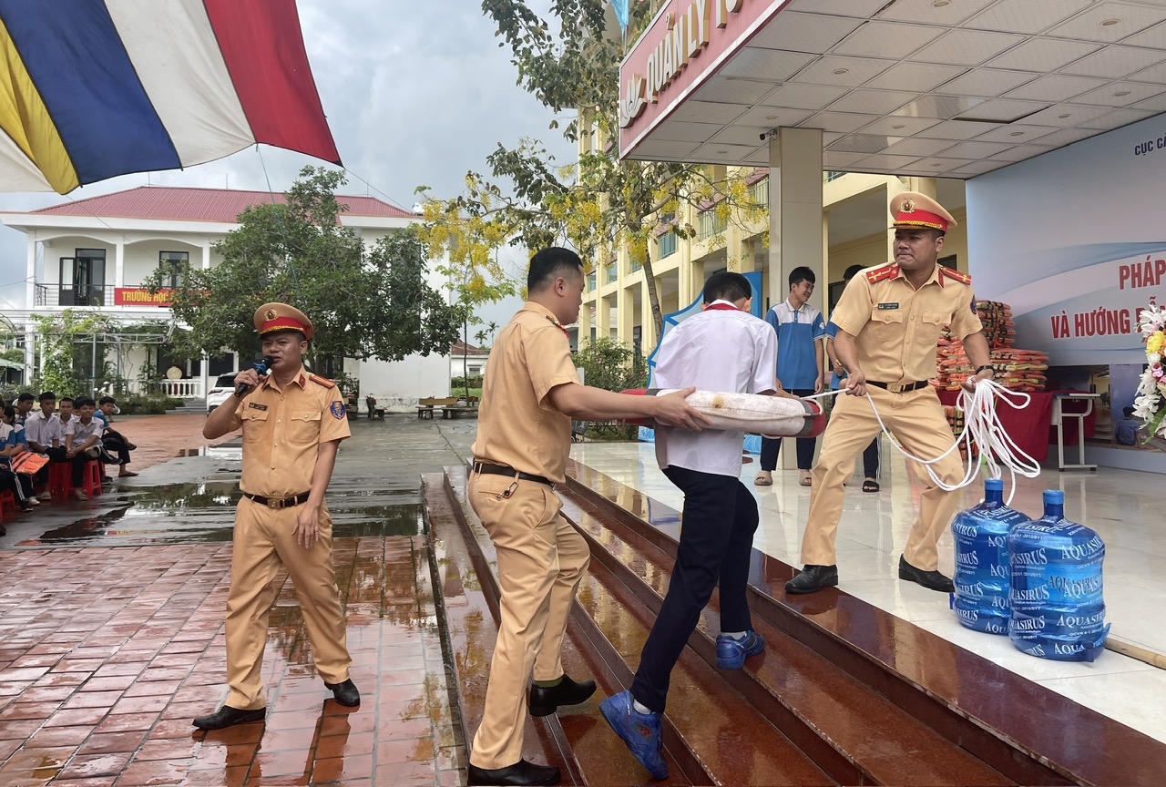 Thủy Đoàn I tuyên truyền pháp luật về giao thông và hướng dẫn chống đuối nước tại Quảng Ninh