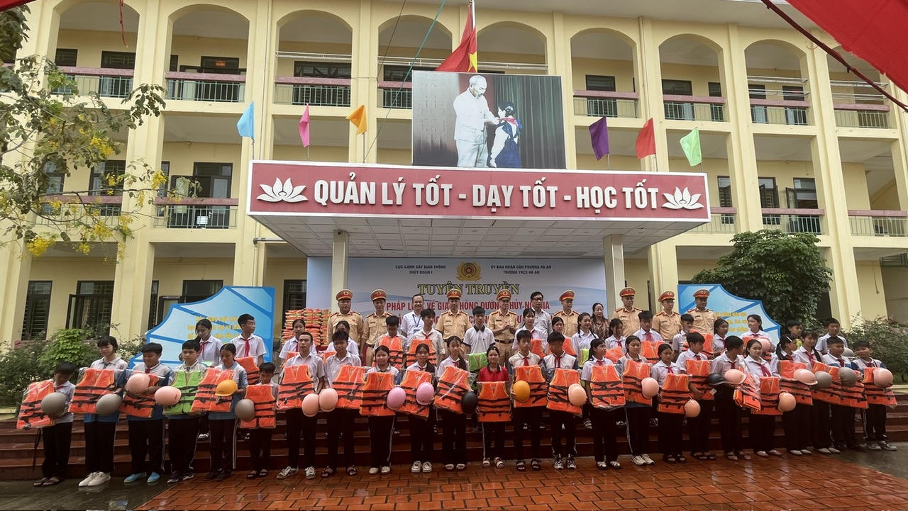 Thủy Đoàn I tuyên truyền pháp luật về giao thông và hướng dẫn chống đuối nước tại Quảng Ninh