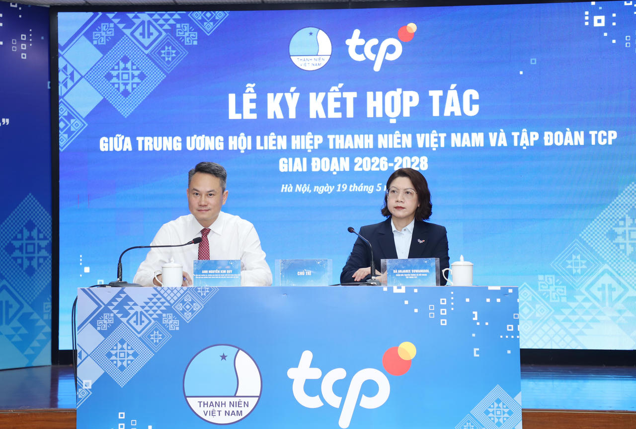 Ông  Nguyễn Kim Quy, Phó Chủ tịch Thường trực Trung ương Hội LHTN Việt Nam; bà Arjaree Suwangool, Giám Đốc Truyền Thông và Đối Ngoại, Tập đoàn TCP trả lời câu hỏi của báo chí (Ảnh: ĐH)