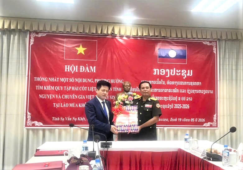 Ban Công tác Đặc biệt tỉnh Sa Vẳn Na Khệt tặng quà cho Ban Công tác Đặc biệt tỉnh Quảng Trị.