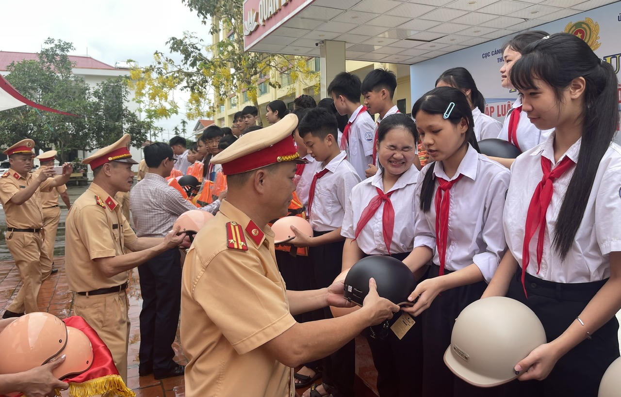 Thủy Đoàn I tuyên truyền pháp luật về giao thông và hướng dẫn chống đuối nước tại Quảng Ninh