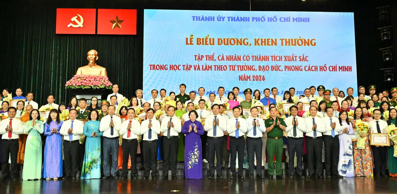 181 tập thể và 177 cá nhân tiêu biểu trong việc học tập, làm theo tư tưởng, đạo đức, phong cách Hồ Chí Minh năm 2026 được Chủ tịch UBND TP Hồ Chí Minh đã trao tặng Bằng khen.