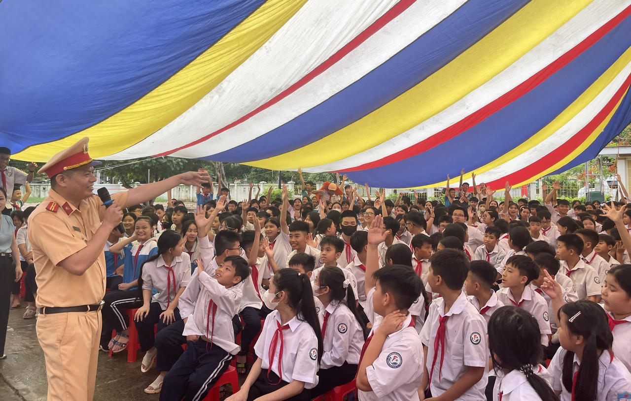 Thủy Đoàn I tuyên truyền pháp luật về giao thông và hướng dẫn chống đuối nước tại Quảng Ninh