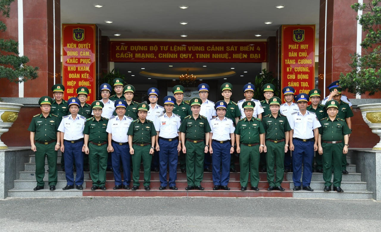 Đoàn công tác Bộ đội biên phòng chụp ảnh lưu niệm với Bộ Tư lệnh Vùng Cảnh sát biển 4.