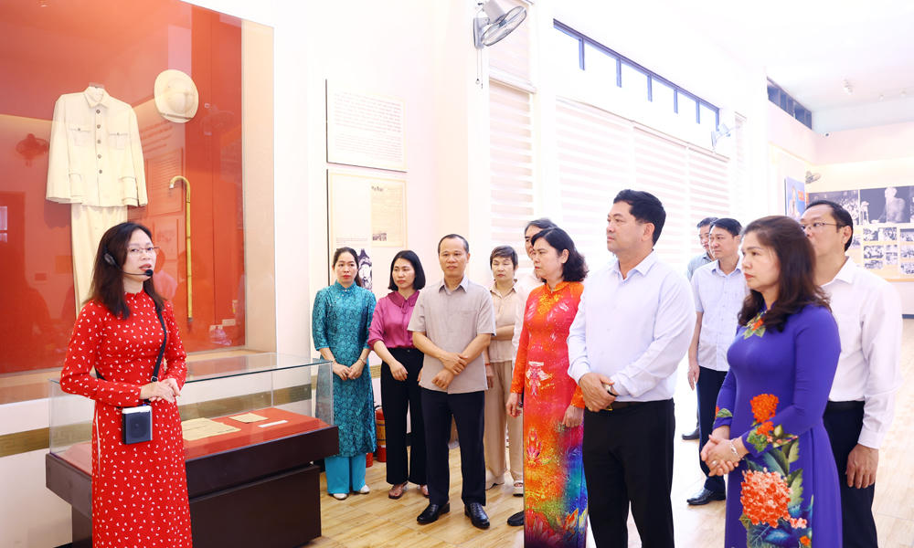 Các đại biểu&nbsp;đại biểu tham quan không gian trưng bày Bác Hồ với Nhân dân các dân tộc tỉnh Bắc Ninh.