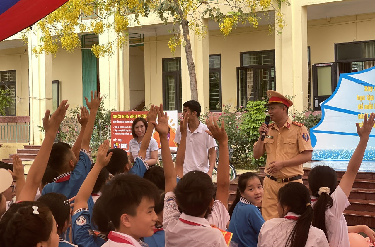 Thủy Đoàn I tuyên truyền pháp luật về giao thông và hướng dẫn chống đuối nước tại Quảng Ninh