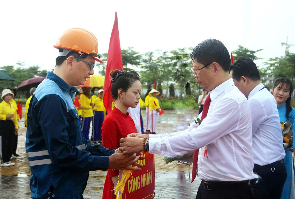 Ông Trần Song Tùng , Ủy viên Ban Thường vụ Tỉnh ủy, Phó Chủ tịch Thường trực UBND tỉnh, Trưởng Ban Chỉ đạo Đại hội TDTT tỉnh Ninh Bình tặng cờ lưu niệm cho các khối tham gia Đại hội.