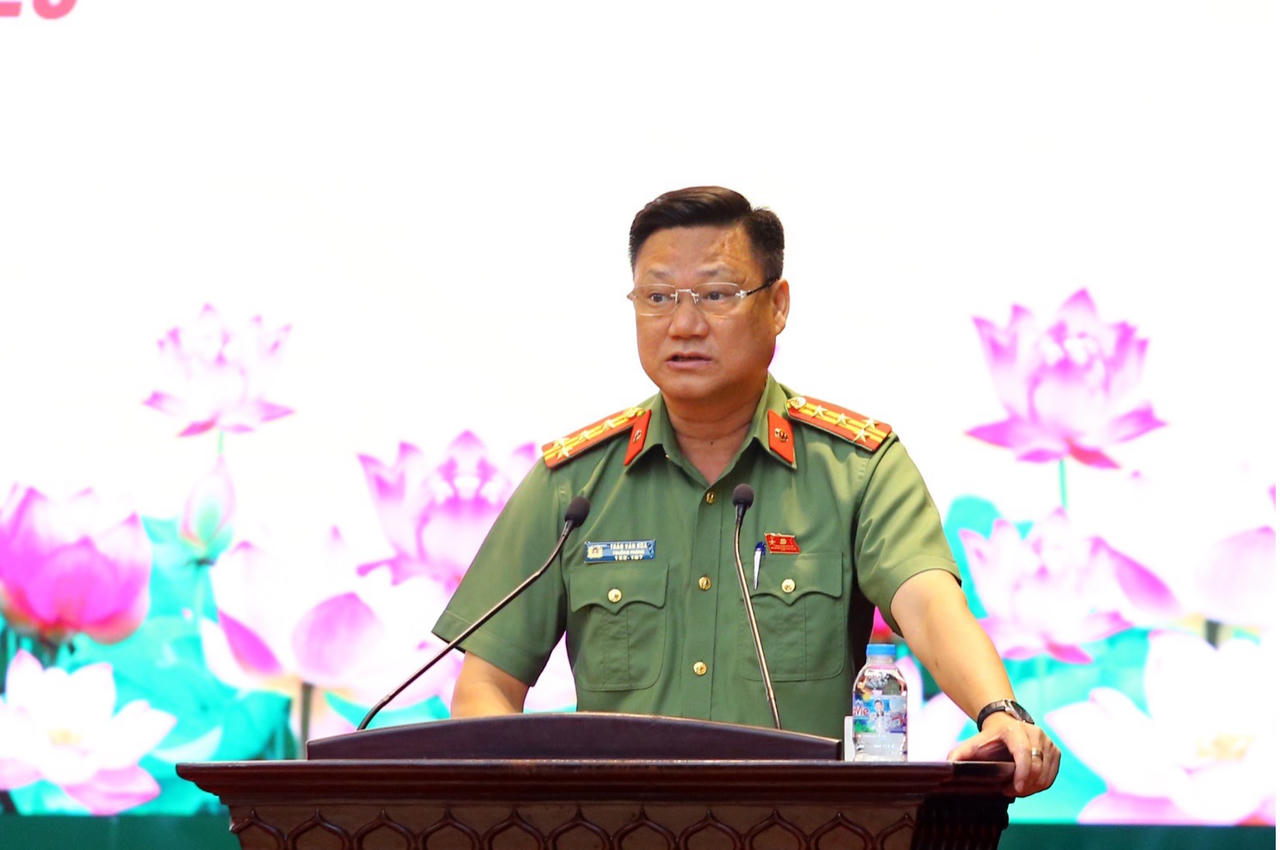 Đại tá Trần Văn Hóa, Trưởng phòng Công tác chính trị phát biểu tại hội nghị