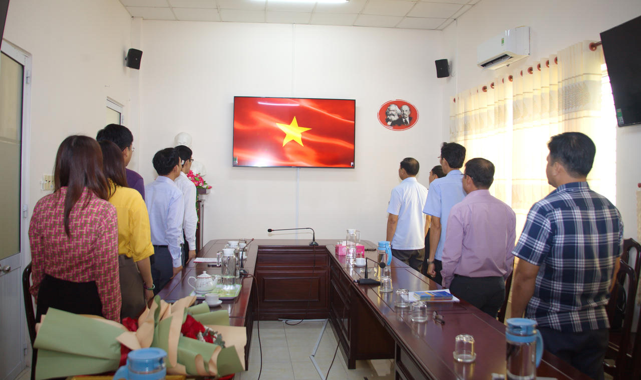 Đại biểu thực hiện nghi thức chào cờ.