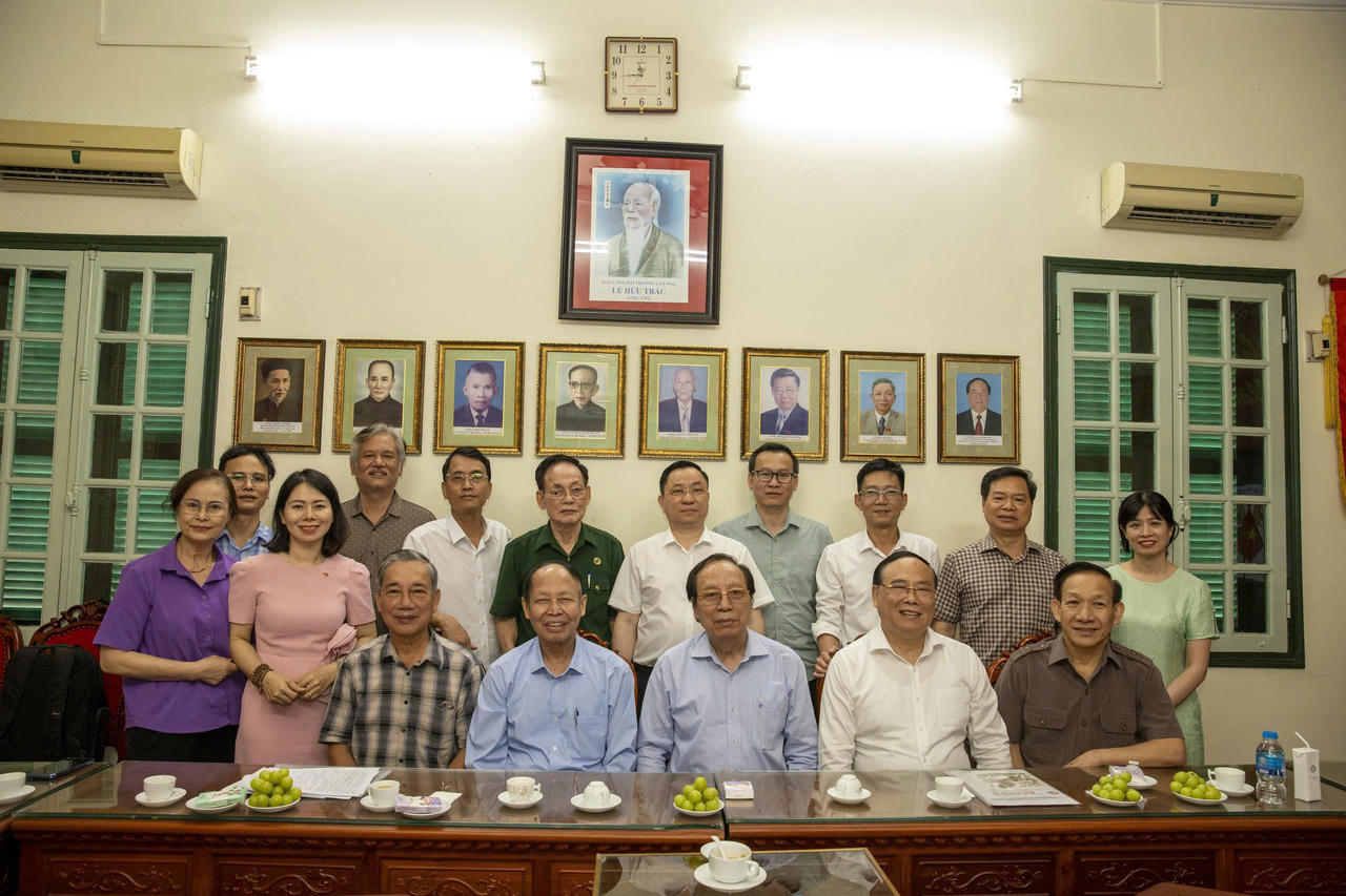 Các đại biểu tham dự chụp ảnh lưu niệm.