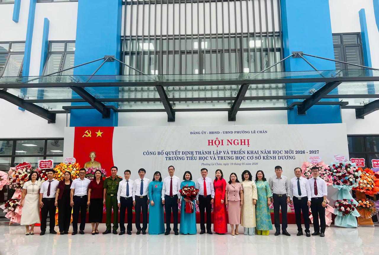 Các đại biểu chụp ảnh lưu niệm.