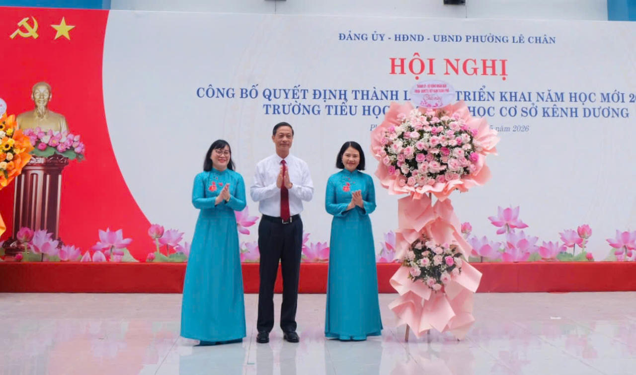 Phó Bí thư Thường trực Thành ủy Hải Phòng Đỗ Mạnh Hiến tặng hoa chúc mừng lãnh đạo nhà trường.