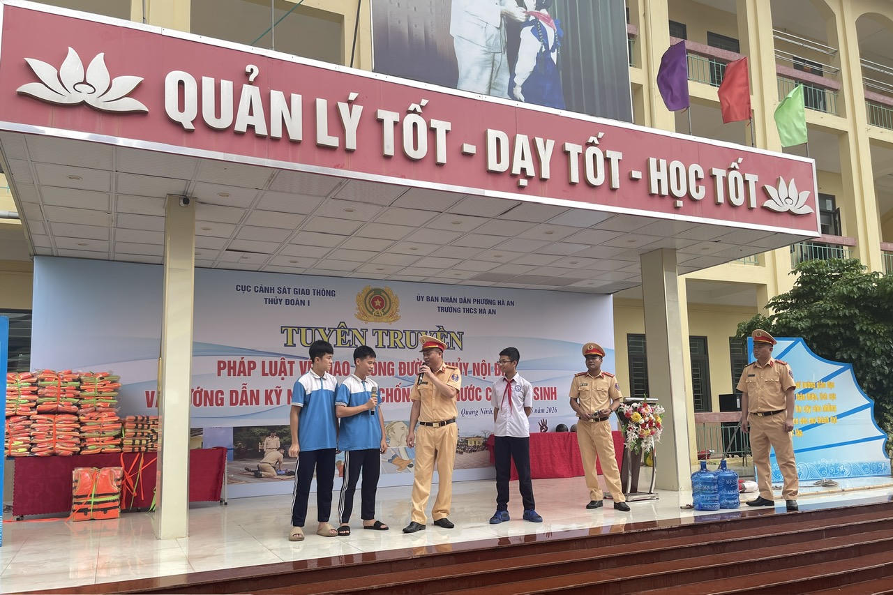 Thủy Đoàn I tuyên truyền pháp luật về giao thông và hướng dẫn chống đuối nước tại Quảng Ninh
